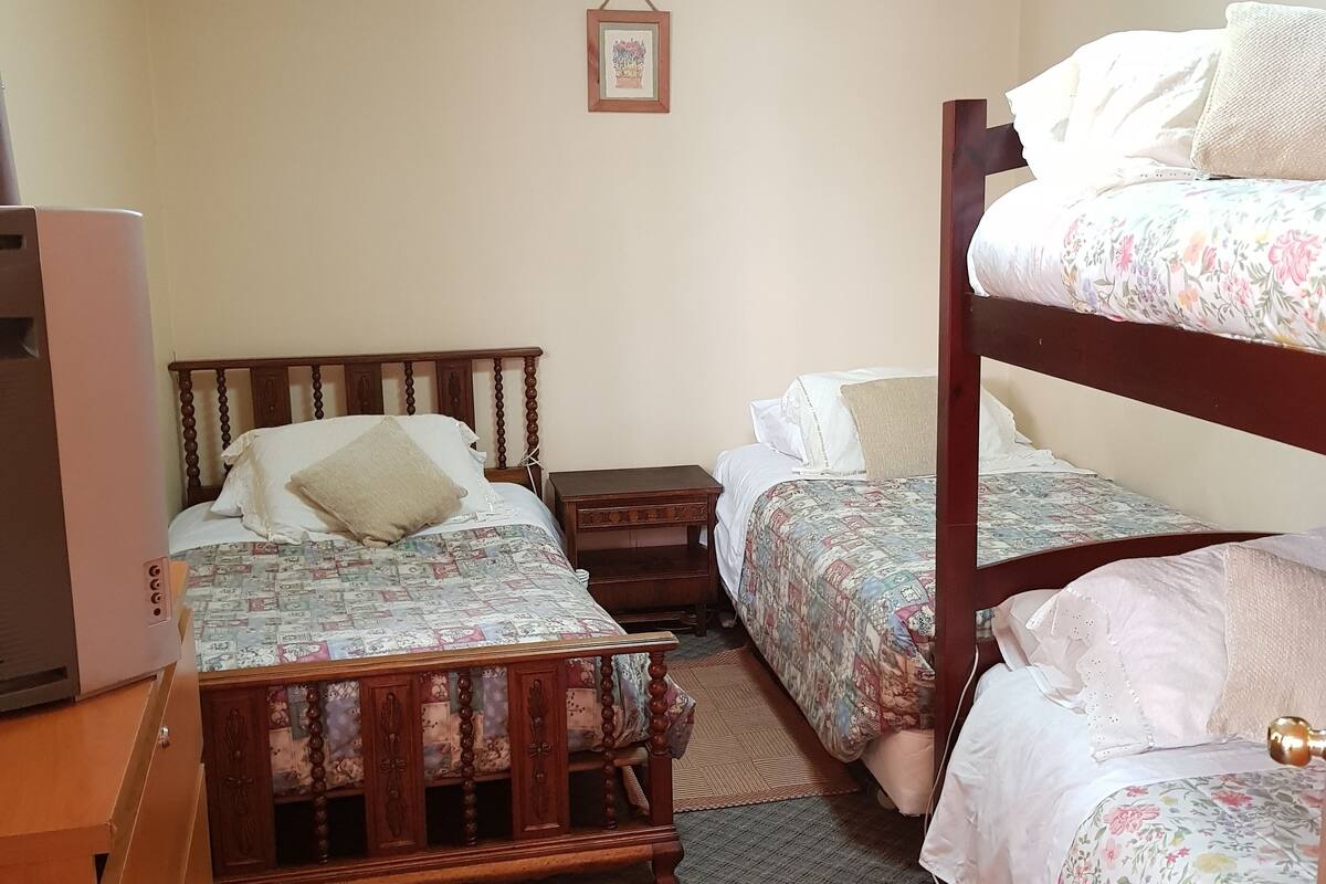 Basic Quadruple Room, Non Smoking | Seterika/papan seterika, Wi-fi percuma, cadar katil 