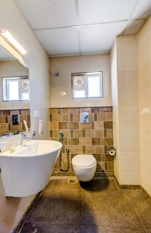 Executive Room, 1 Queen Bed, Non Smoking | Bathroom