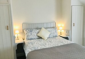 Doppelzimmer, Gemeinschaftsbad | Bügeleisen/Bügelbrett, kostenloses WLAN, Bettwäsche