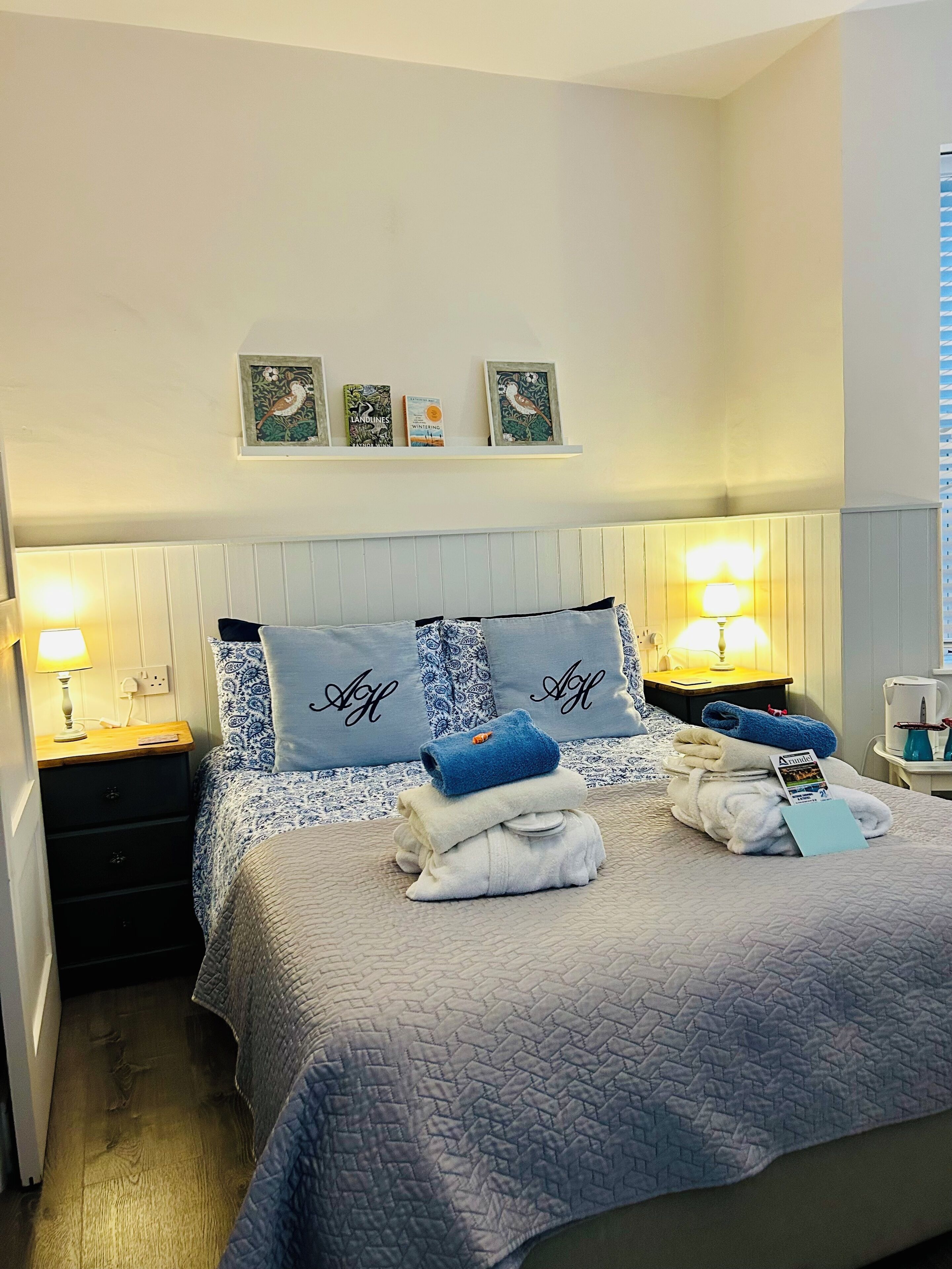 アイロン / アイロン台、WiFi (無料)、ベッドシーツ