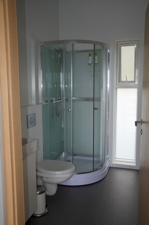 Estudio, vistas a la montaña | Baño | Ducha, artículos de higiene personal gratuitos y secador de pelo