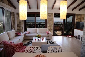 Villa, 5 slaapkamers | Woonkamer | Een lcd-televisie