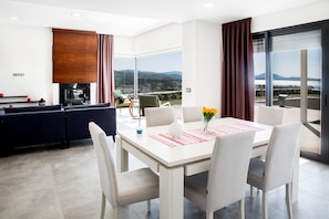 Villa | In-room dining