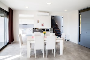 Villa | In-room dining