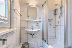 Apartemen (10. - incl. Cleaning Fee 50 EUR) | Kamar mandi | Shower, pengering rambut,  dan tisu toilet