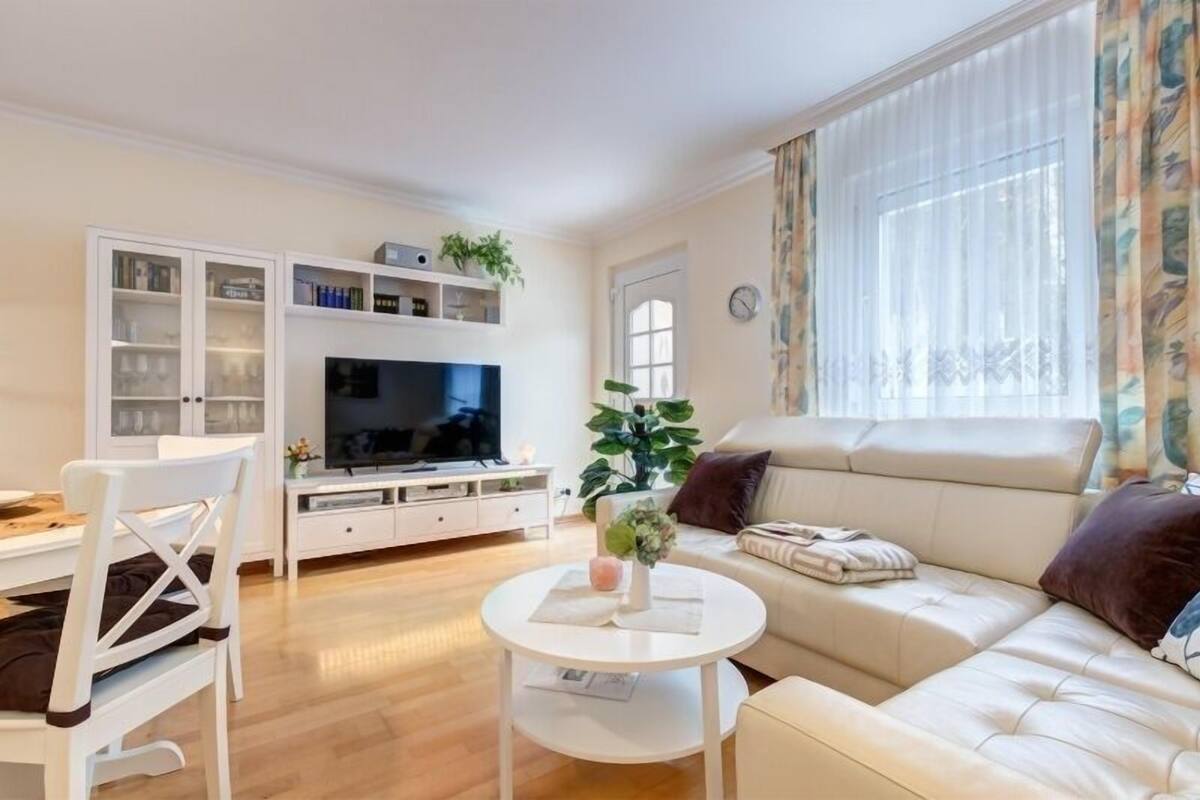 Appartement (7. - incl. Cleaning Fee 50 EUR) | Coin séjour | Télévision à écran plat, lecteur de DVD