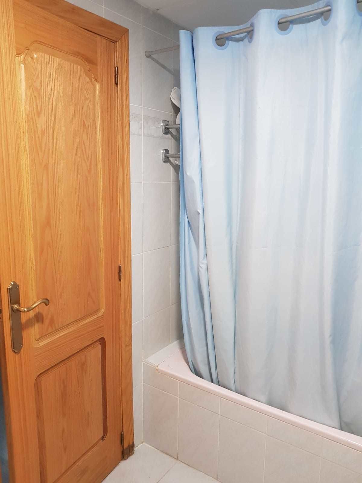 bathtub, deep-soaking bathtub, free toiletries, towels