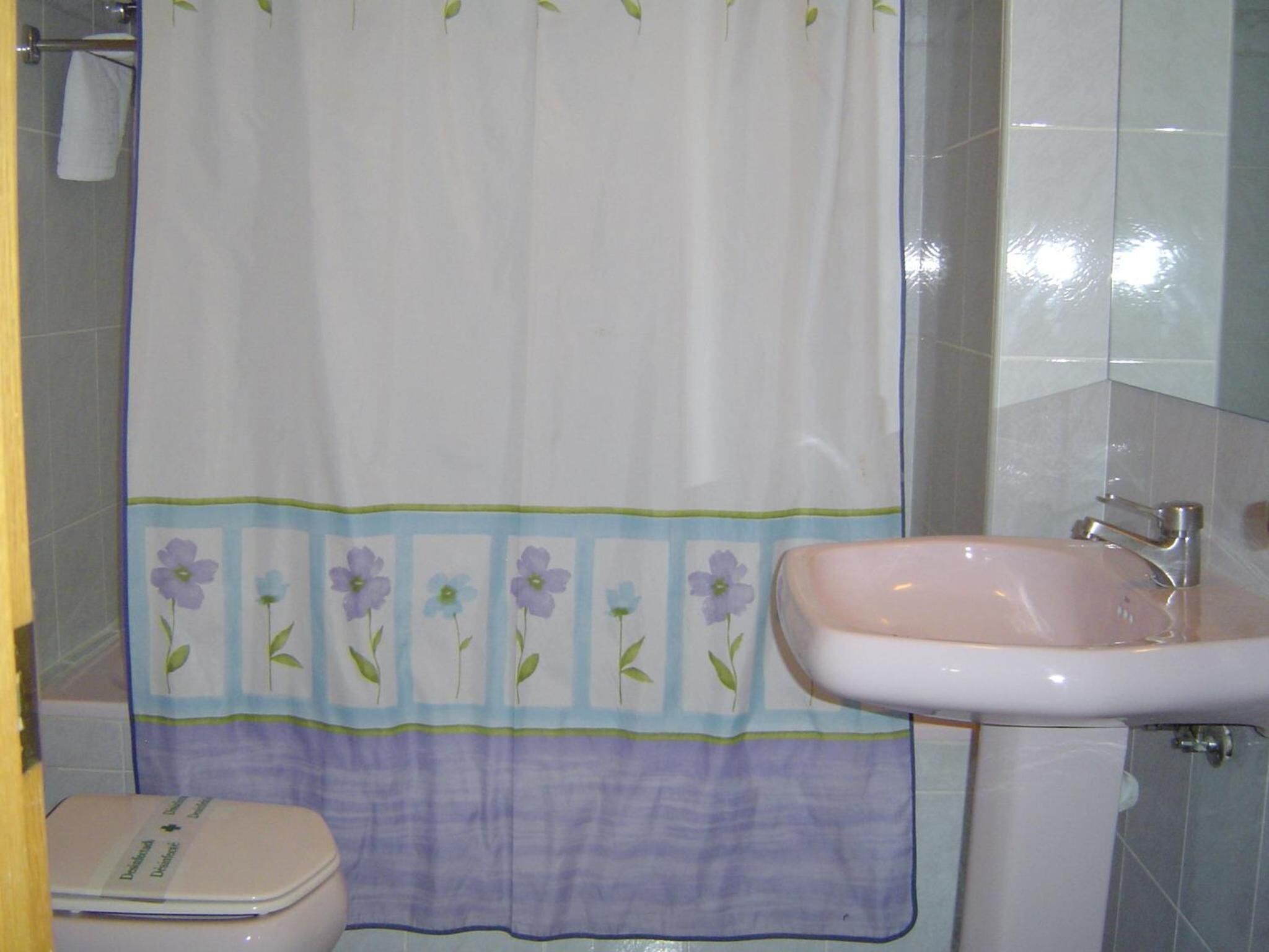 bathtub, deep-soaking bathtub, free toiletries, towels