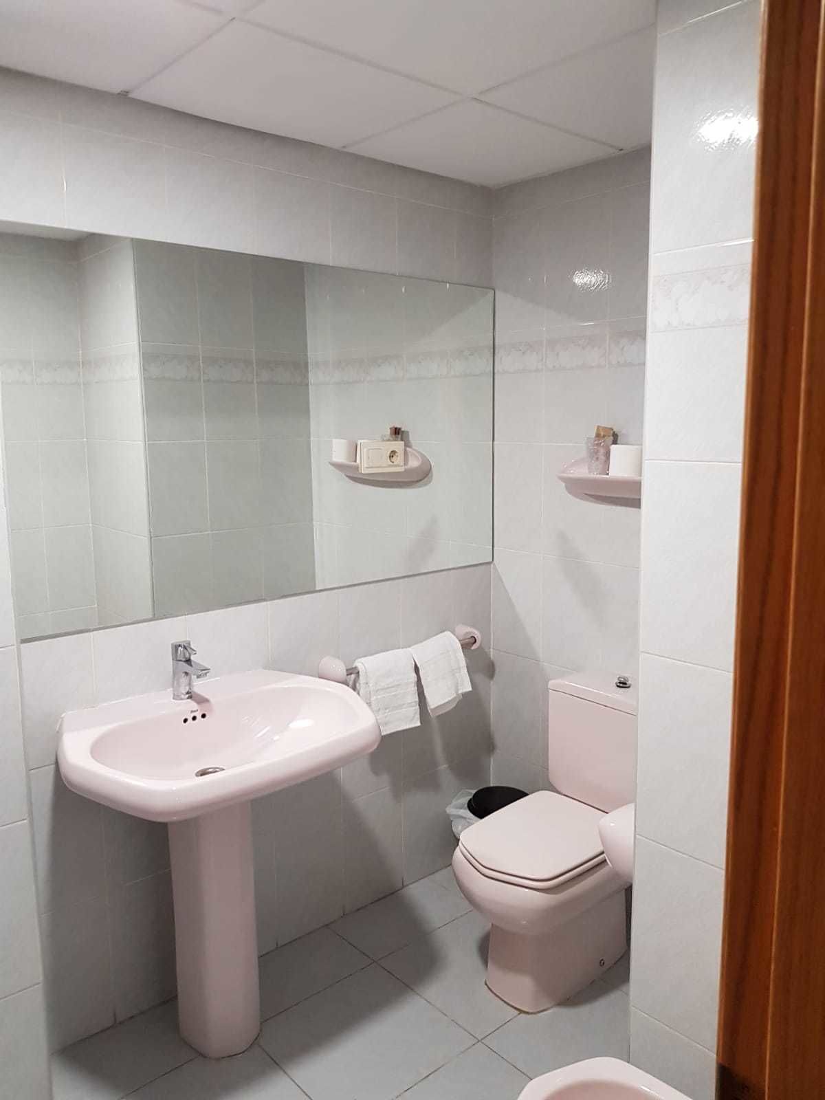 bathtub, deep-soaking bathtub, free toiletries, towels