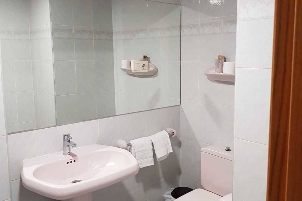 bathtub, deep-soaking bathtub, free toiletries, towels