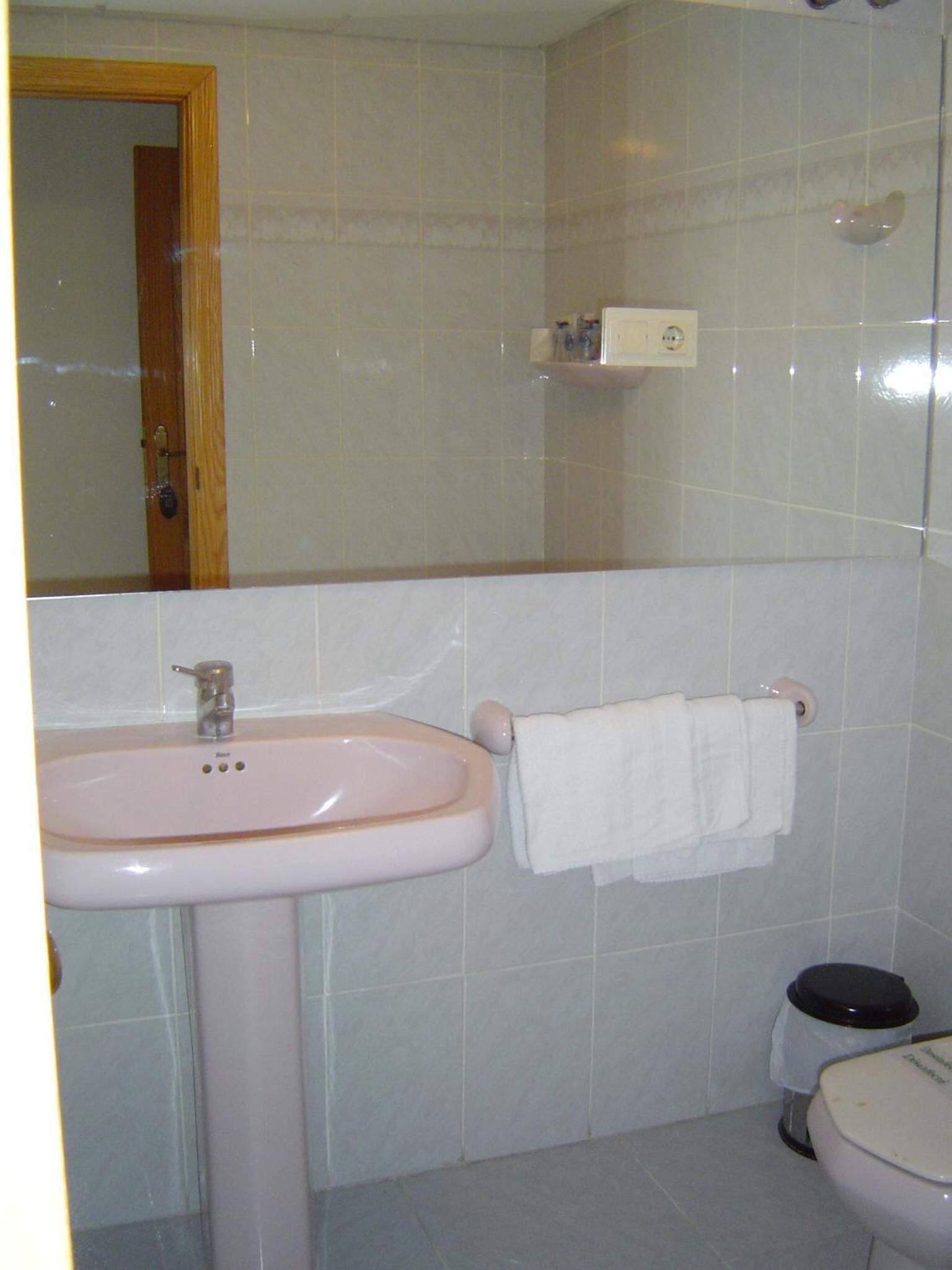 bathtub, deep-soaking bathtub, free toiletries, towels
