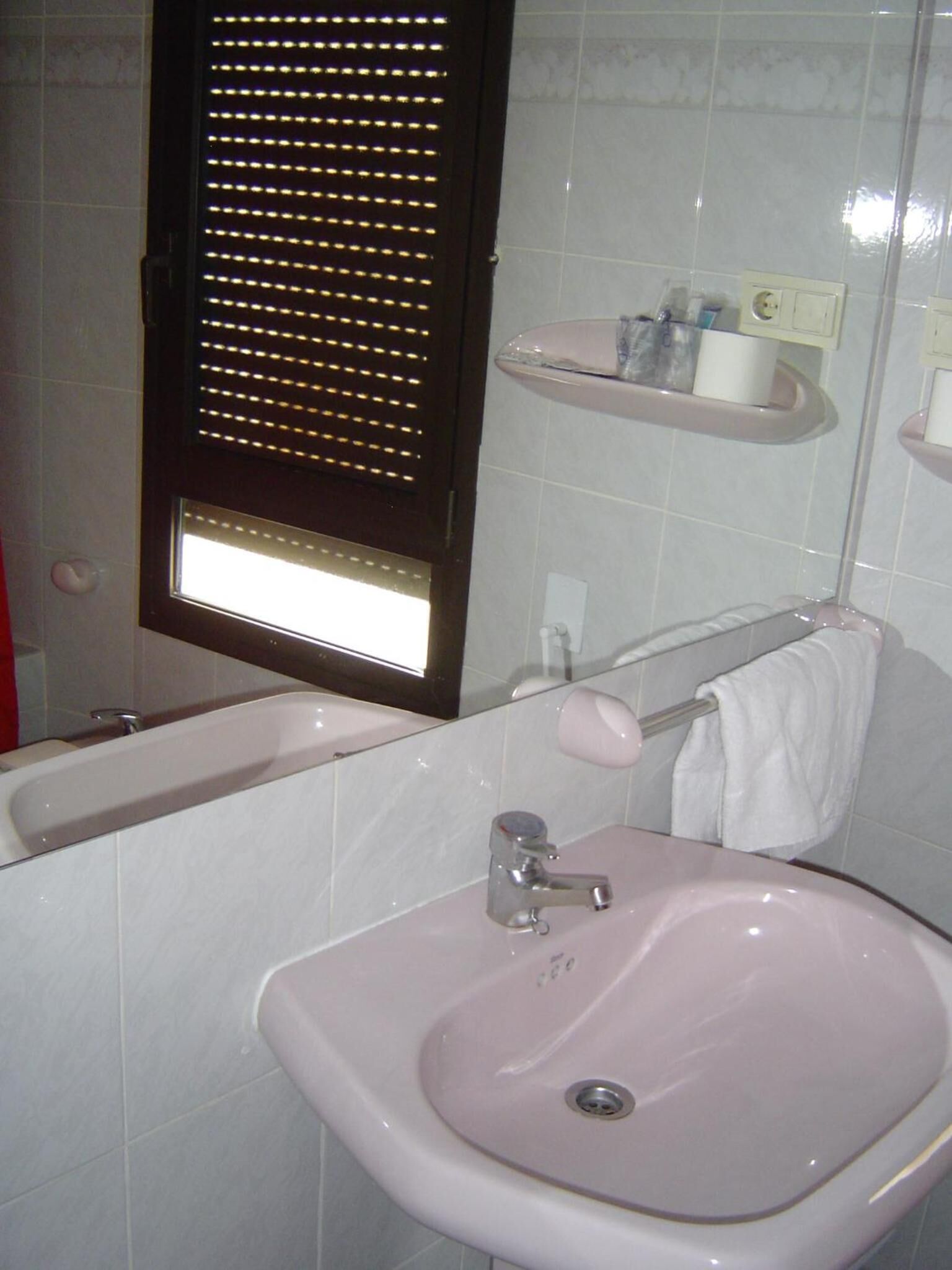 bathtub, deep-soaking bathtub, free toiletries, towels