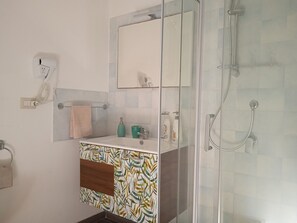 Classic Room | Bathroom | Shower, free toiletries, hair dryer, bidet - La casa di Aneupe (Syracuse)