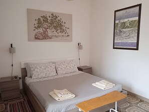 City Room | Minibar, desk, iron/ironing board, cribs/infant beds - La casa di Aneupe (Syracuse)