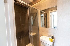 Estudio (0 Bedroom) | Baño | Ducha, secador de pelo, toallas y jabón