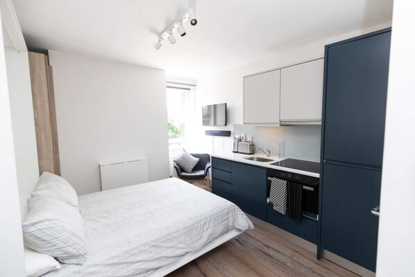 开间 (0 Bedroom) | 1 多间卧室、高档床上用品、笔记本电脑工作区、熨斗/熨衣板