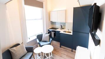 Studio (0 Bedroom) | Private kitchen | Fridge, oven, stovetop, electric kettle