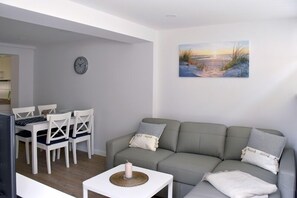 Apartment, 2 Bedrooms (3.- incl. Cleaning Fee 55 EUR) | Living area | Flat-screen TV - Haus Richard (Heringsdorf)