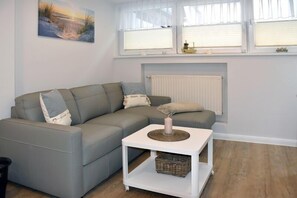 Apartment, 2 Schlafzimmer (3.- incl. Cleaning Fee 55 EUR) | Wohnbereich | Flachbildfernseher