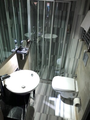 Studio | Badezimmer | Dusche, Hydromassagedusche, kostenlose Toilettenartikel, Haartrockner