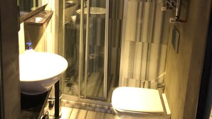 Studio | Bathroom | Shower, hydromassage showerhead, free toiletries, hair dryer - Galata Bay Windows Apartment (Istanbul)