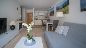 Apartment (7, ul. Za Strugiem 18 B) | Living area - Apartamenty Sun & Snow Centrum Zakopane (Zakopane)