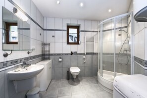 Appartement (1- Spiechowicza 14) | Badkamer | Een douche, handdoeken