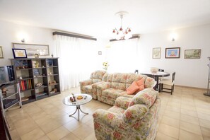 Apartment, 2 Schlafzimmer | Wohnbereich | LCD-Fernseher