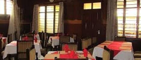 Breakfast, lunch and dinner served