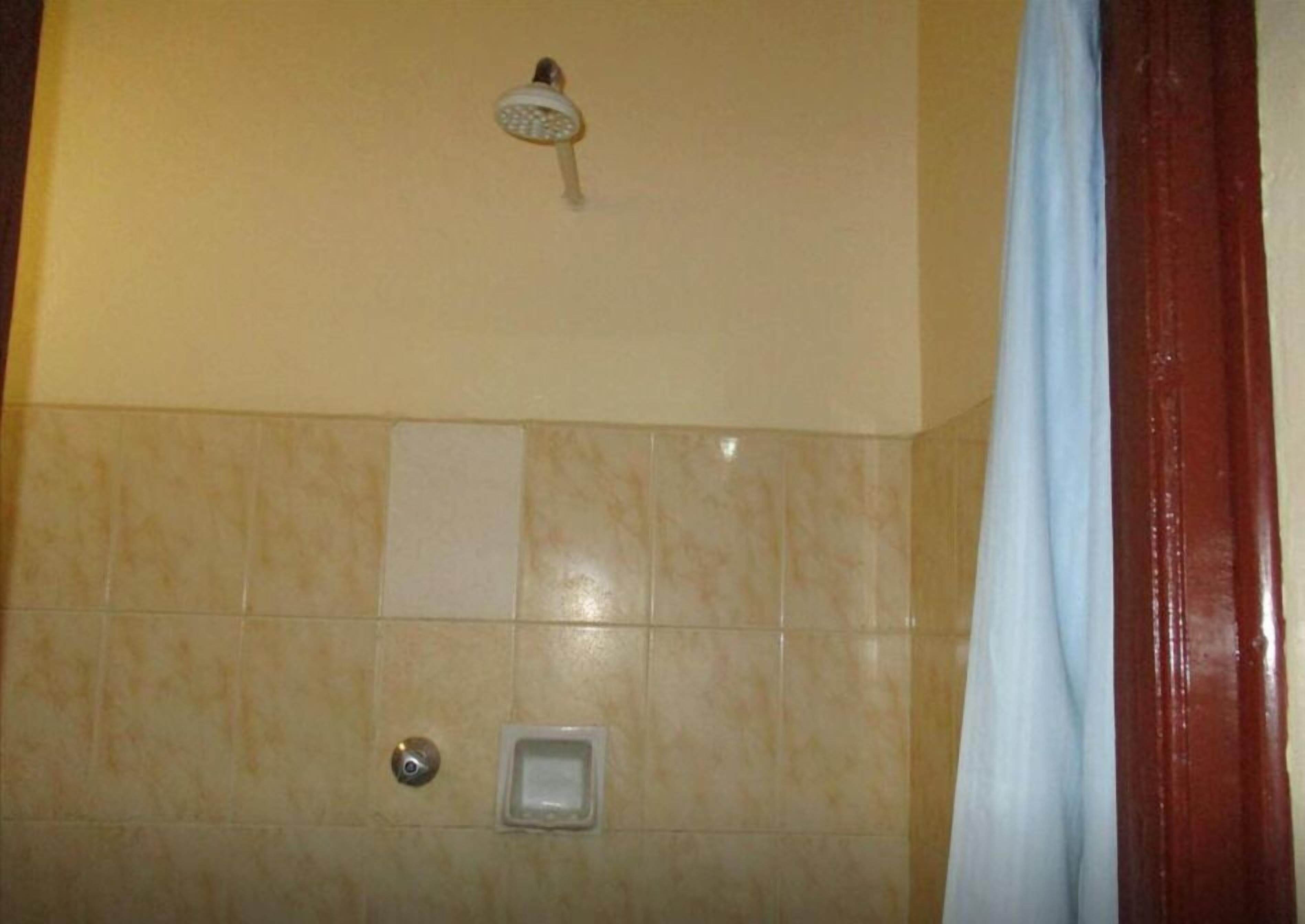 Badeværelse | Bruser, brusehoved med spredningseffekt, gratis toiletartikler
