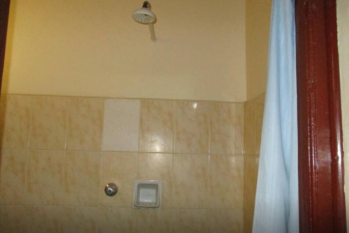 Kylpyhuone, jossa on suihku, wc ja pesuallas.