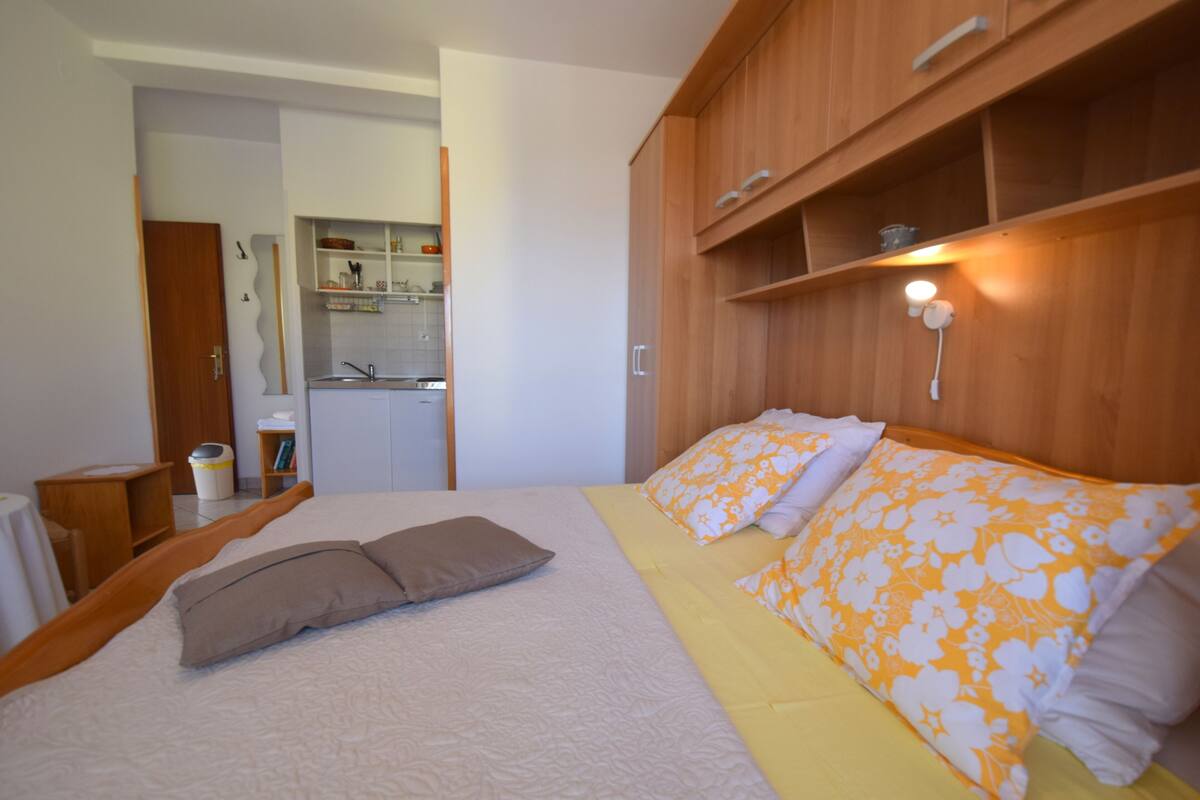 Standard Studio | Cribs (surcharge), WiFi (free), bed sheets