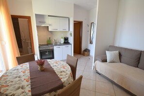 Refrigerador, placa de cocina, cafetera/tetera, utensilios de cocina
