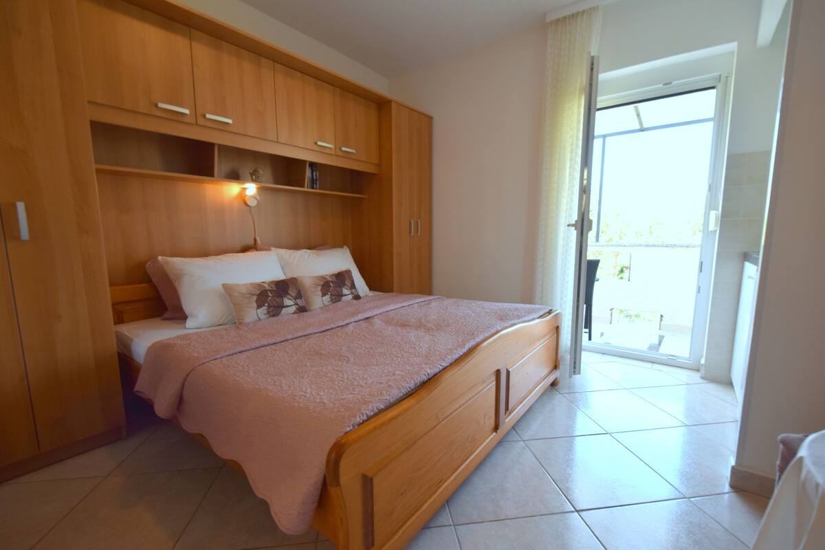 Studio, Patio | Cribs (surcharge), WiFi (free), bed sheets