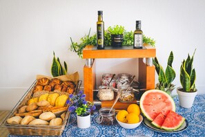 Se ofrece un desayuno bufé todos los días (por un coste adicional)