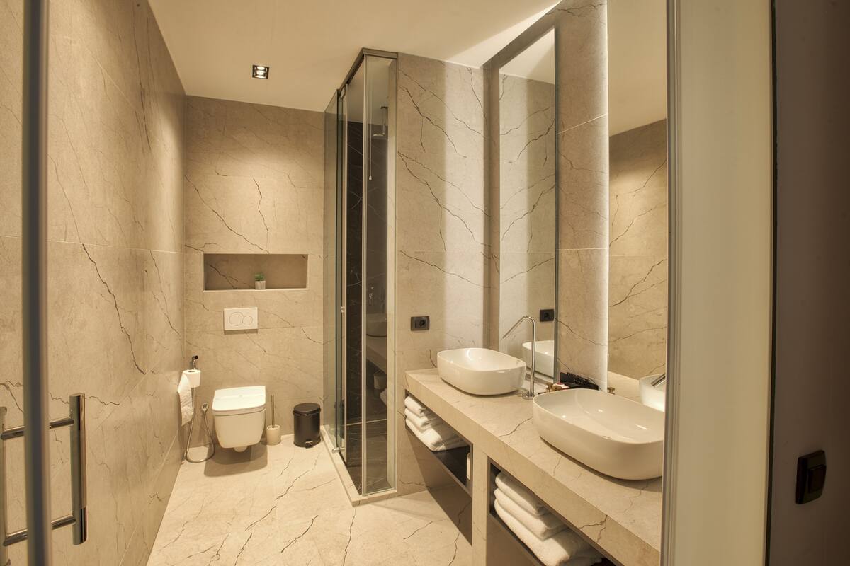 Junior Suite, 1 King Bed, Non Smoking | In-room safe, desk, blackout curtains, soundproofing