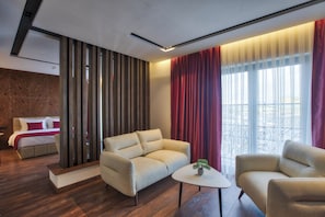 Luxe suite, 1 kingsize bed, niet-roken, uitzicht op tuin | Een kluis op de kamer, een bureau, verduisterende gordijnen