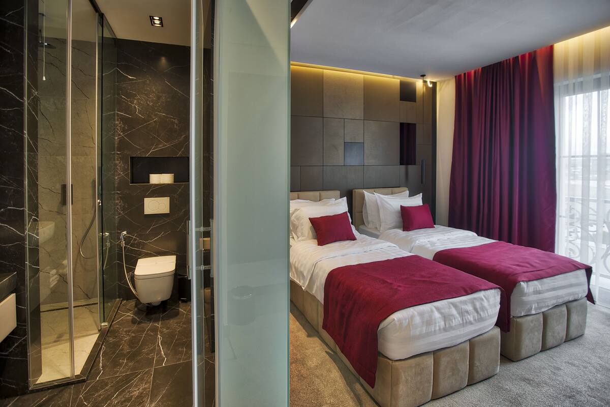 Deluxe Twin kamer, niet-roken | Een kluis op de kamer, een bureau, verduisterende gordijnen
