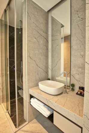 Een douche, gratis toiletartikelen, een haardroger, pantoffels