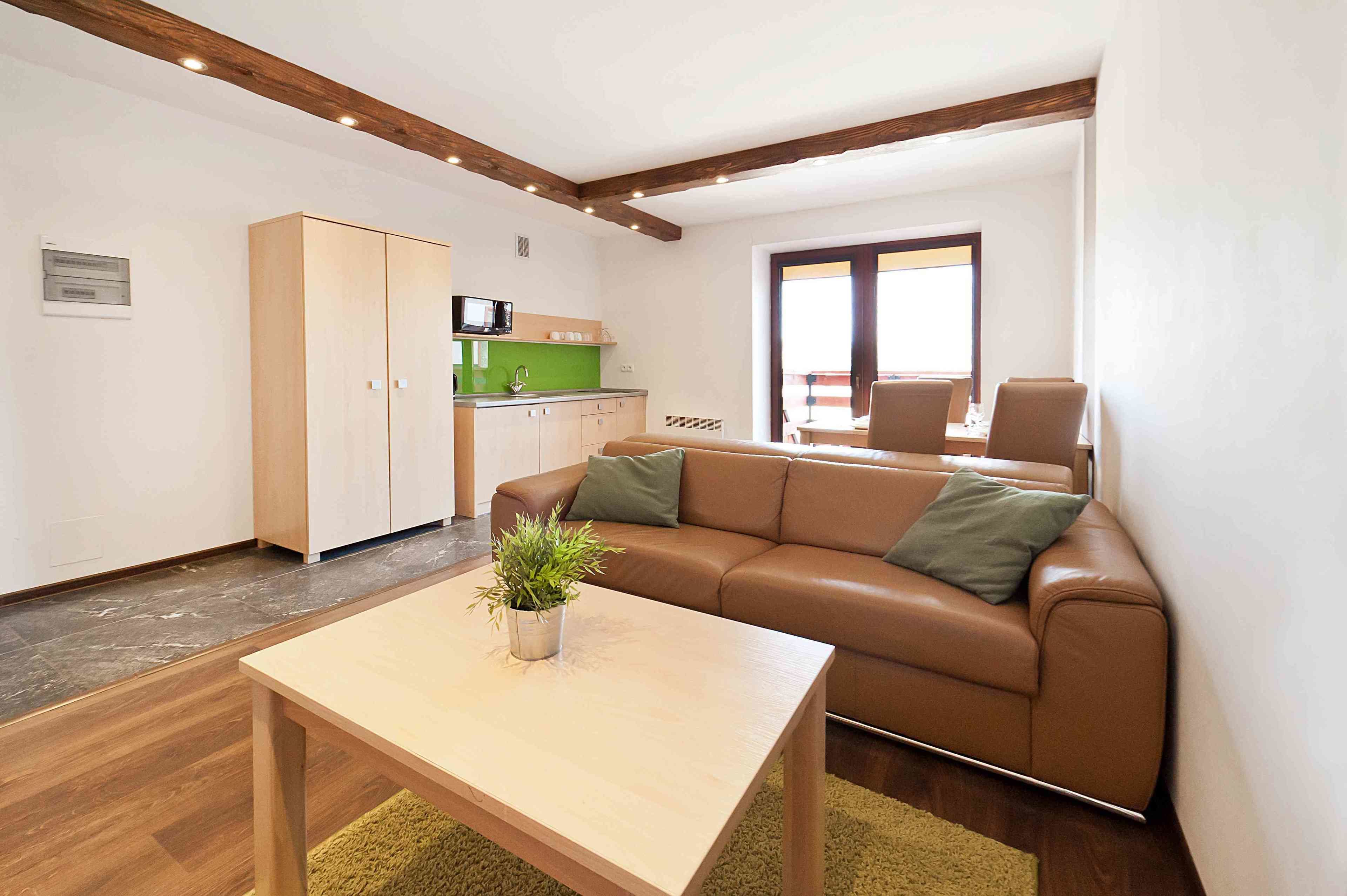 Apartamento (27C) | Espacio para trabajar con un portátil y tabla de planchar con plancha