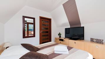 Appartement (17E) | Espace de travail pour ordinateur portable, fer et planche à repasser