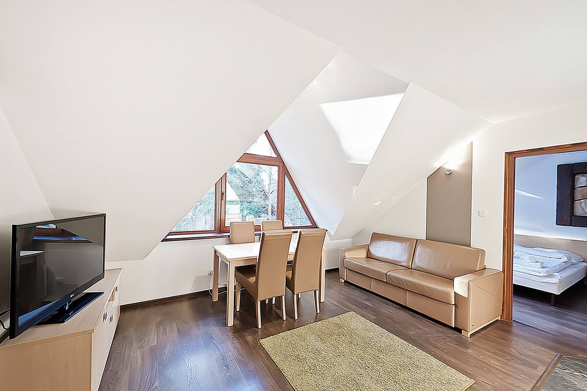 Appartement (15C) | Een laptopwerkplek, een strijkplank/strijkijzer, beddengoed