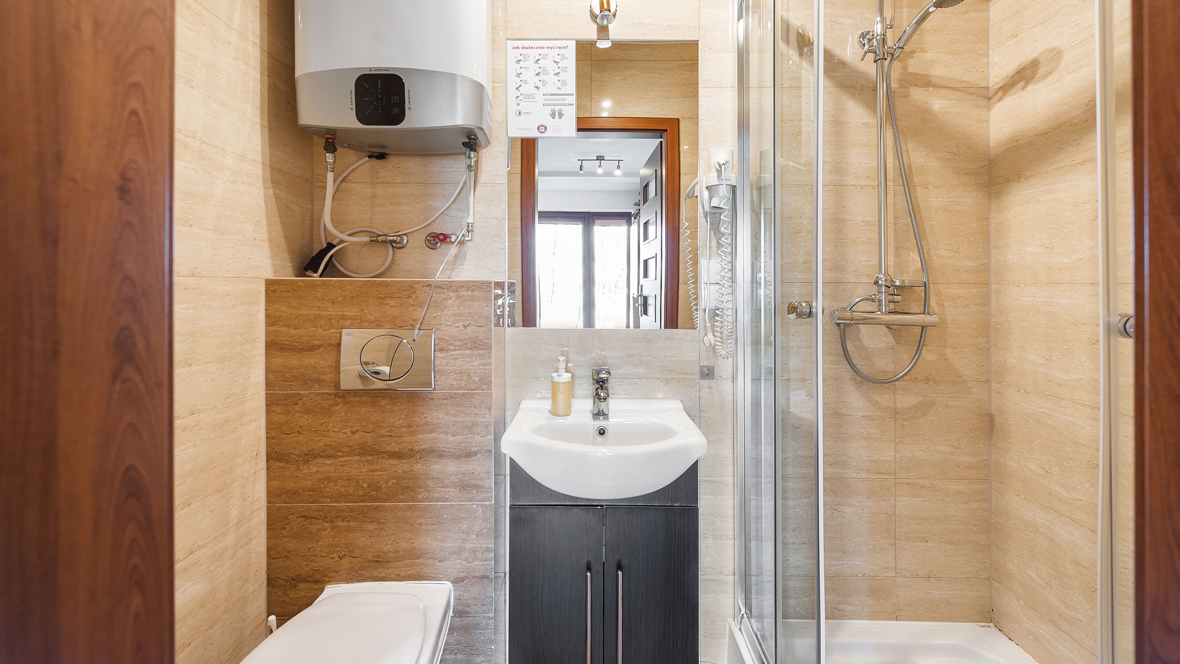 Ein Badezimmer mit Toilette, Waschbecken und Dusche.
