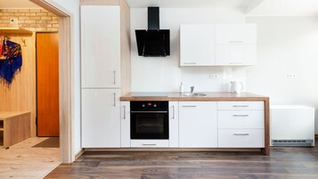 Apartamento (3 C) | Cozinha americana privada | Geladeira, cooktop, chaleira elétrica