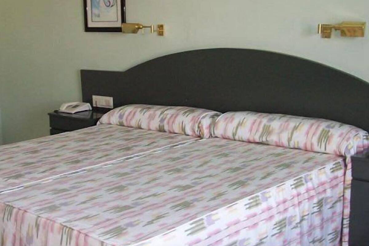 WiFi (free), bed sheets