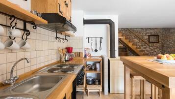 Villa, piscina privata | 5 camere, una scrivania, ferro/asse da stiro