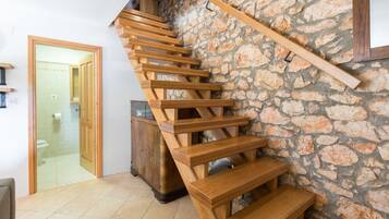 5 عدّة غرف نوم ومكتب ومكواة/لوح كي وأسرّة أطفال/رضّع