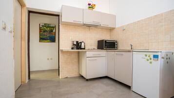 Departamento, 2 habitaciones, Terraza | Cocina privada | Refrigerador, parrilla de estufa, cafetera y tetera y tetera eléctrica