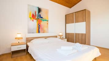 Departamento, 2 habitaciones, vista al mar | Escritorio, cunas, wifi gratis y ropa de cama