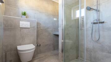 Apartment, 2 Bedrooms, Sea View | Bathroom | Shower, free toiletries, towels